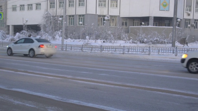 雅库茨克冬天被冰和雾笼罩，是世界上最冷的城市视频下载
