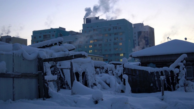 西伯利亚萨哈，夕阳西下的雅库茨克历史中心，古老的木屋与被雪覆盖的现代木板之间视频素材