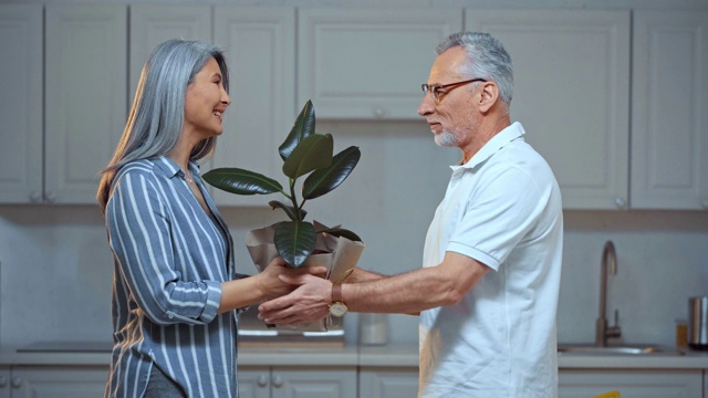 快乐的老男人给亚洲妻子植物视频素材