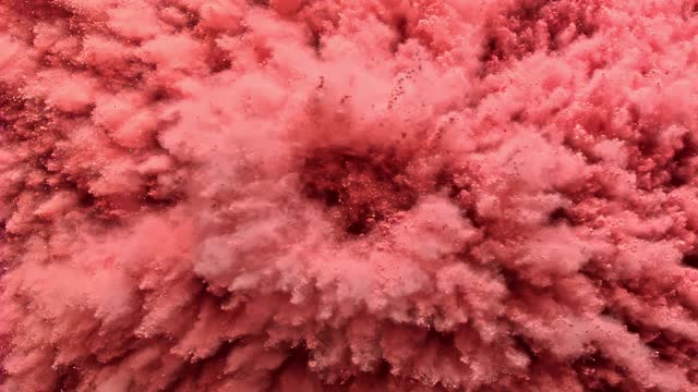 弹跳表面充满粉红色的红色粉末，创造烟熏纹理近距离和超级慢动作视频素材