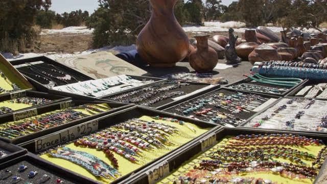 多莉拍摄的本土美国风格的珠宝和陶器展示户外购买在一个阳光明媚的日子在犹他州的冬天视频下载