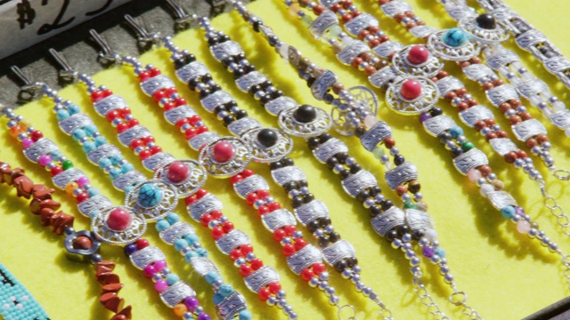 多色印第安风格(纳瓦霍)珠宝(戒指，手镯，耳环在一个明亮的，阳光明媚的日子出售的价格视频下载