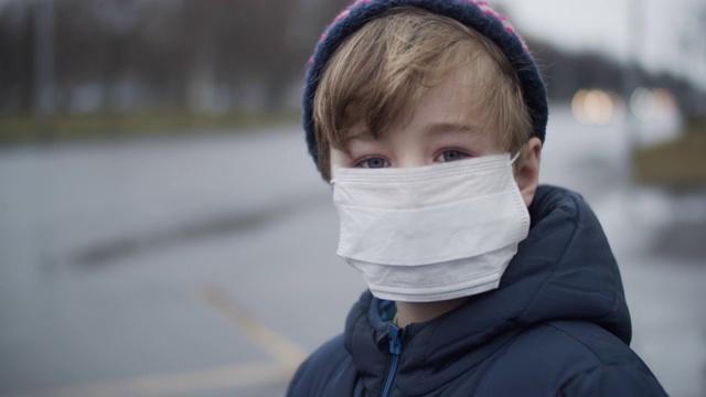 小男孩戴着医用防护口罩视频素材