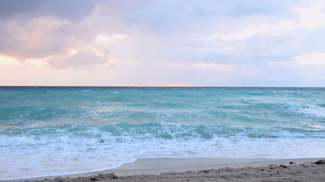 海滩日出在迈阿密佛罗里达在一个阴天的早晨的视频视频下载