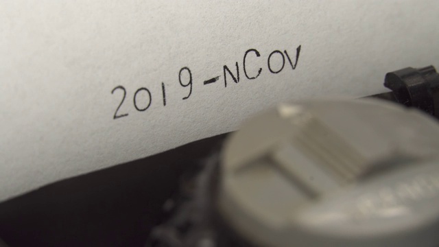用黑色墨水在老式机械打字机上输入2019-nCoV。视频素材