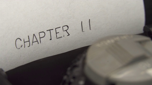 用黑墨水在一台老式机械打字机上打出第二章。视频素材