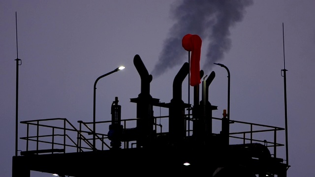 炼油厂烟囱冒出的烟视频素材