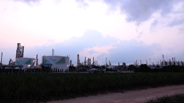 炼油厂烟囱冒出的烟视频素材