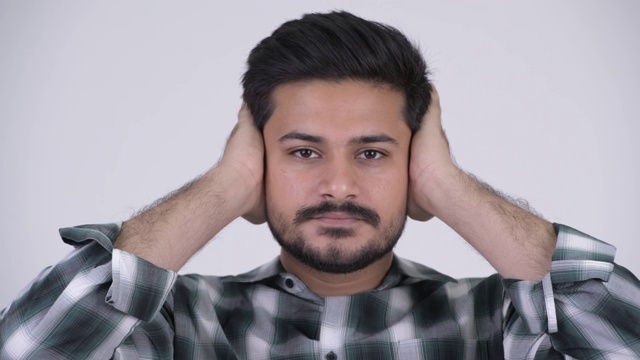 年轻英俊的留着胡子的印度嬉皮士视频素材