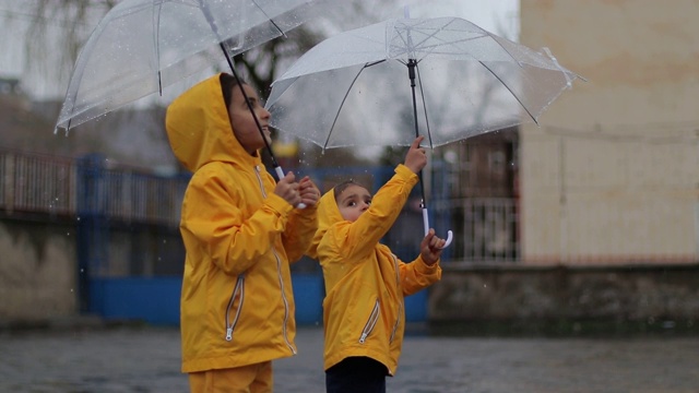 孩子们在下雨时玩耍视频素材
