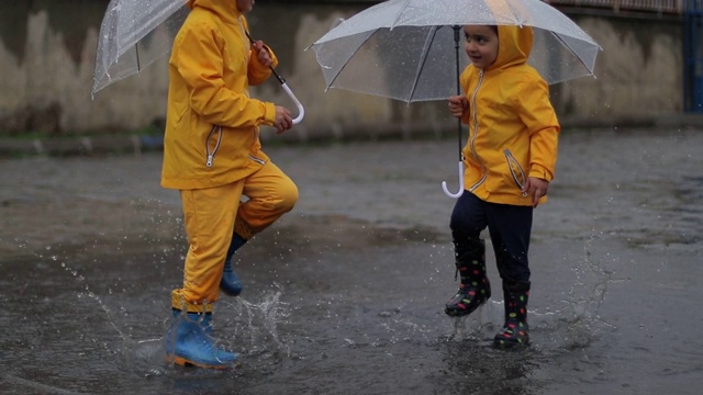 孩子们在下雨时玩耍视频素材