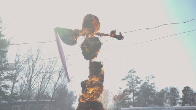 斯拉夫传统Maslenitsa上燃烧的雕像视频素材