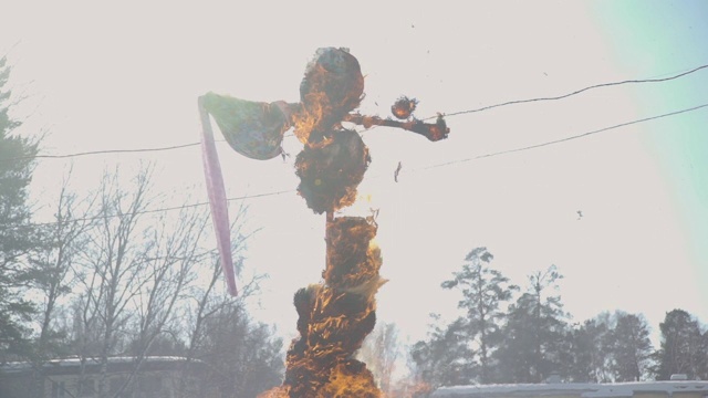 传统的焚烧马斯列尼察雕像视频素材