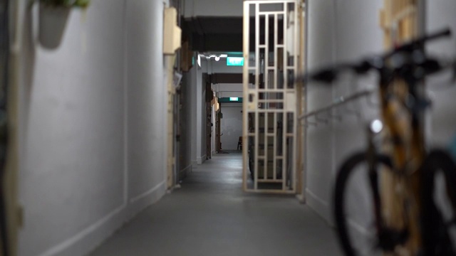 新加坡公寓公寓黑暗的走廊。典型的公寓走廊视频素材