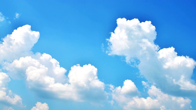 明亮的蓝天上形成洁白蓬松的云，生动的天空时间流逝在晴朗的日子视频下载
