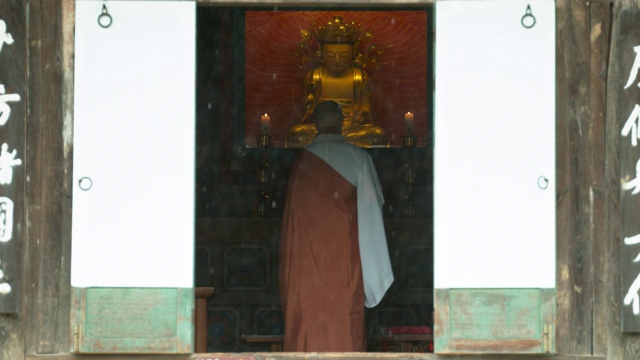 韩国全罗南道顺天寺，冬天在松光寺做礼拜的僧人视频下载