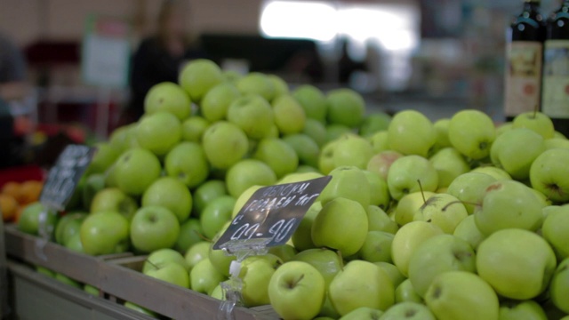 一堆青苹果。超市里漂亮的成熟苹果。健康天然的食品。纯素主义和素食主义概念视频素材