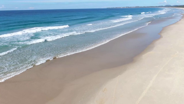 海浪无人机镜头航拍美丽的绿松石蓝色清澈的水海浪使自然纹理澳大利亚视频下载