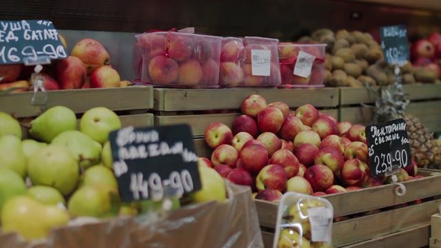 一堆红绿相间的有机苹果。超市里漂亮的成熟苹果。健康天然的食品。纯素主义和素食主义概念视频素材