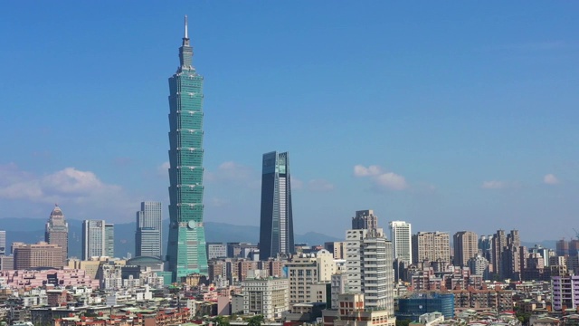白天，一架无人机拍摄台北。台湾城市景观以旅游吸引和旅游为主视频素材