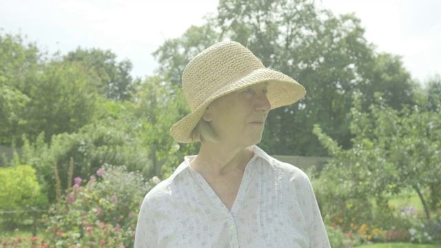 年长的白人妇女在她的花园里视频下载