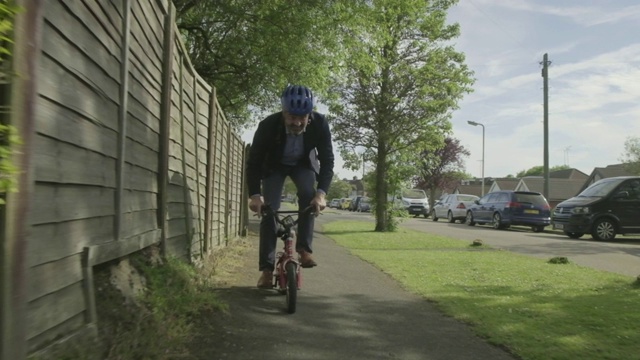 商人骑着儿童自行车视频下载