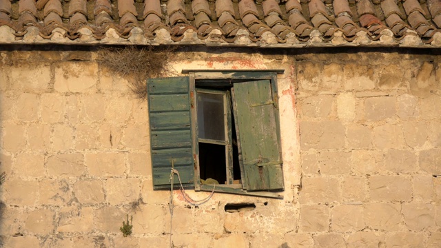 废弃旧房子的破窗和百叶窗视频素材