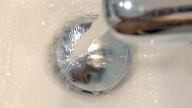 浴室水龙头流出的水，4K慢镜头60帧/秒视频素材