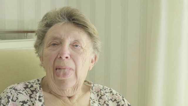 年长的女人吐着舌头视频下载