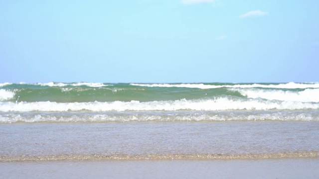 轻柔的海浪拍打着泰国华欣海滩的沙滩视频素材