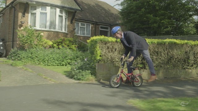 商人骑着儿童自行车视频下载