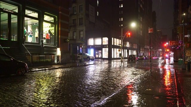 2020年3月19日，美国纽约市SOHO区，人们因受COVID-19影响，在雨夜失踪。视频下载