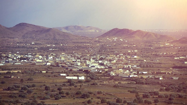 一个沙漠和山区地形的小镇的观点视频素材