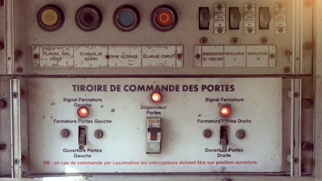 机车控制面板上有法文题字视频下载