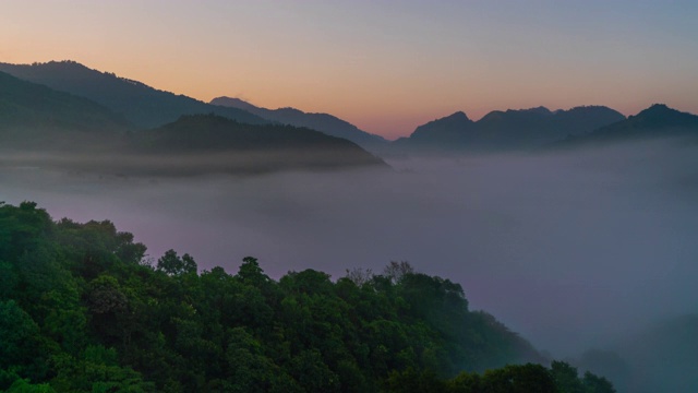 日出时，山谷中流逝的雾气视频素材