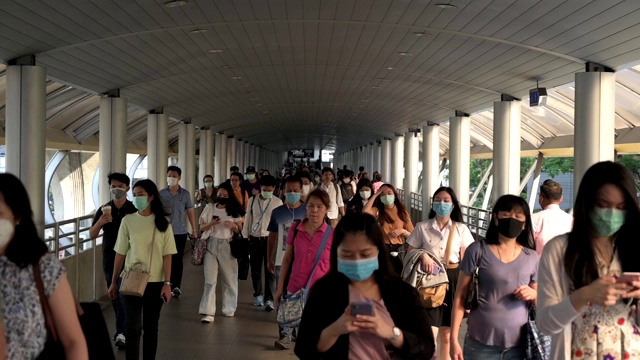 缓慢的运动。泰国曼谷，在病毒爆发和PM2.5空气污染危机高峰时段，人群戴着防护口罩。视频素材