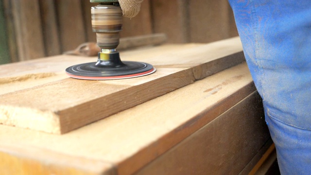 工人手中的木工工具的近景。木匠在他的车间工作。工匠为一些木制品加工工件。锯末飞扬的木工工作场所。慢动作视频下载