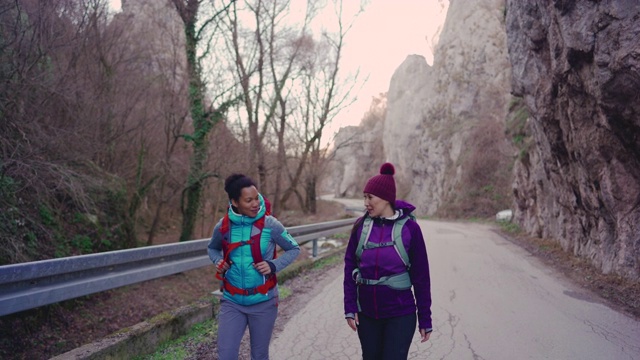 两个女性朋友走在山路上视频下载