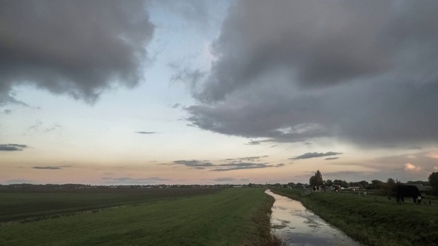 荷兰豪达附近的一场秋雨在夕阳的照耀下缓缓落下视频素材