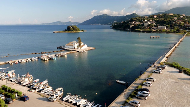 海景。游艇停泊在希腊的地中海海岸视频下载