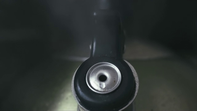 沸水壶与哨子淡绿色不锈钢。喷气动力。视频素材