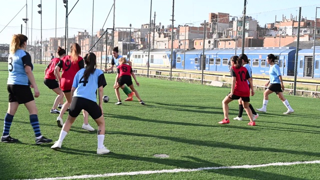 女足球运动员带球踢向球门视频素材