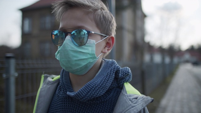 小男孩戴着防毒面具在户外散步视频素材