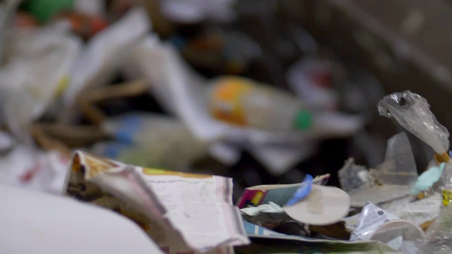 慢镜头特写的废弃塑料和回收作为传送带在回收工厂视频下载