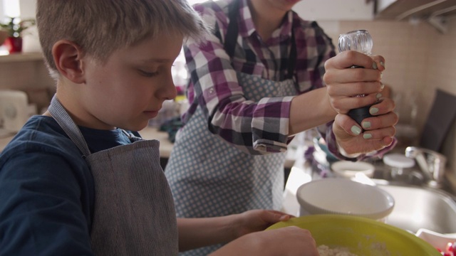 儿童制作酵母蛋糕视频下载