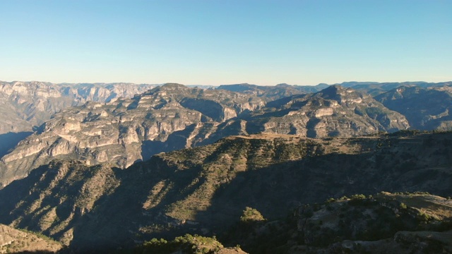 崎岖的景观和Cieneguita村庄鸟瞰图，奇瓦瓦墨西哥在夏季时间附近的戏剧性的铜峡谷地区在马德雷山脉视频素材