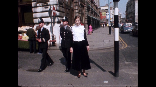 年轻女性穿着五颜六色的60年代服装;1968视频下载