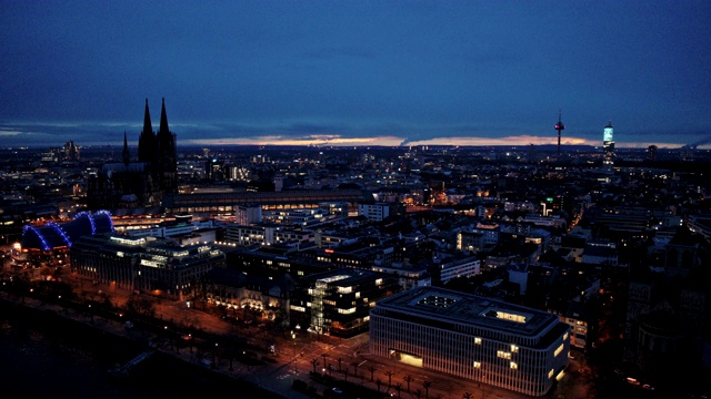德国北莱茵-威斯特伐利亚的科隆，夜晚的威斯特弗和城市景观视频下载
