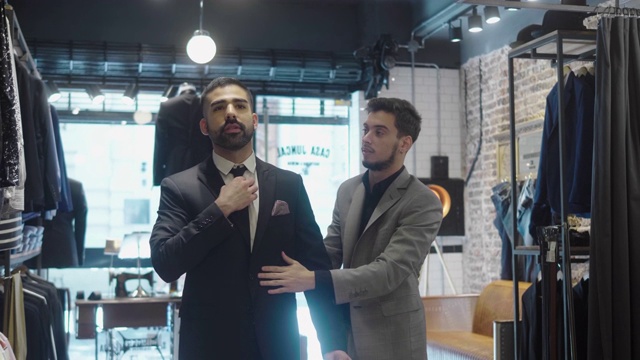 拉丁美洲男子在男装店试穿一套新西装视频下载