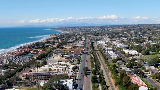 索拉纳海滩鸟瞰图与太平洋，沿海城市在圣地亚哥县，加利福尼亚州。美国视频素材